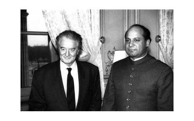 Entretien de M. Roland Dumas, ministre des Affaires étrangères, avec M. Nawaz Sharif, Premier ministre du Pakistan (Quai d'Orsay). 16/01/1992 Presse photographie (négatif noir et blanc) © Ministère des Affaires étrangères. Photo F. de La Mure N° d'identification : P011726