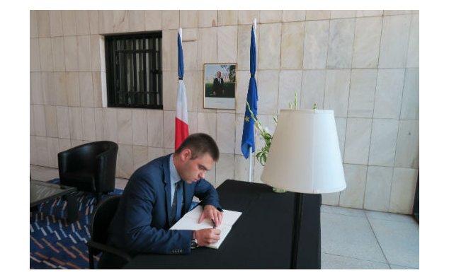 Le Chargé d'Affaires a.i. de Pologne signe le registre de condoléances à l'Ambassade de France à Islamabad, le 20 juillet 2016