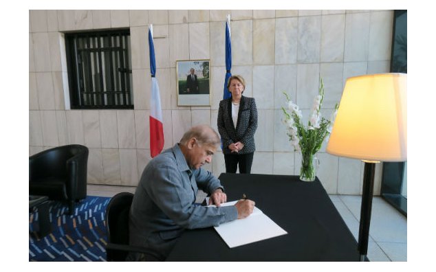 Le Ministre-en-Chef du Pendjab (frère du Premier ministre), M. Shahbaz Sharif, signe le registre de condoléances à l'Ambassade de France au Pakistan, le 19 juillet 2016