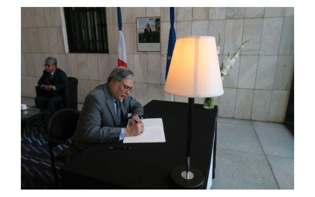 Le Ministre des Finances, M. Ishaq Dar, signe le registre de condoléances à l'Ambassade de France au Pakistan, le 19 juillet 2016