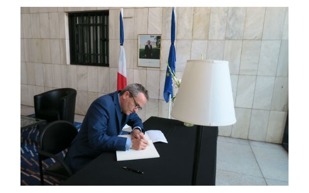 L'Ambassadeur de Suisse signe le registre de condoléances à l'Ambassade de France à Islamabad, le 20 juillet 2016