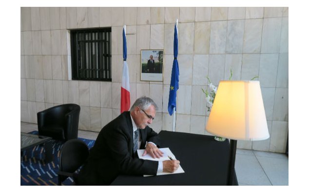 L'Ambassadeur de Hongrie signe le registre de condoléances à l'ambassade de France à Islamabad le 19 juillet 2016