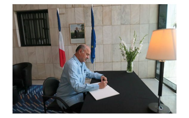 Le sénateur Mushahid Hussain Syed, signe le registre de condoléances à l'Ambassade de France au Pakistan, le 19 juillet 2016