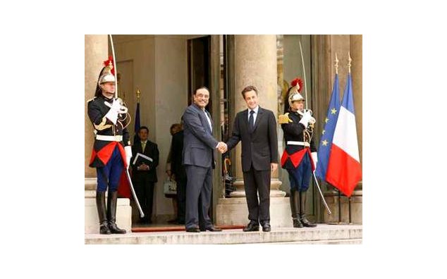 Accueil de M. Asif Ali Zardari, président de la République islamique du Pakistan, par M. Nicolas Sarkozy, président de la République (perron de l'Elysée). . 15/05/2009 © Ministère des Affaires étrangères et européennes. Photo : F. de La Mure