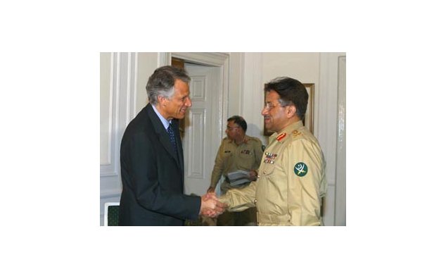 Déplacement de M. Dominique de Villepin, ministre des Affaires étrangères, au Pakistan : entretien avec le Général Pervez Musharraf, Président de la République (Islamabad). . 03/08/2002 © Ministère des Affaires étrangères. Photo Claude Stefan