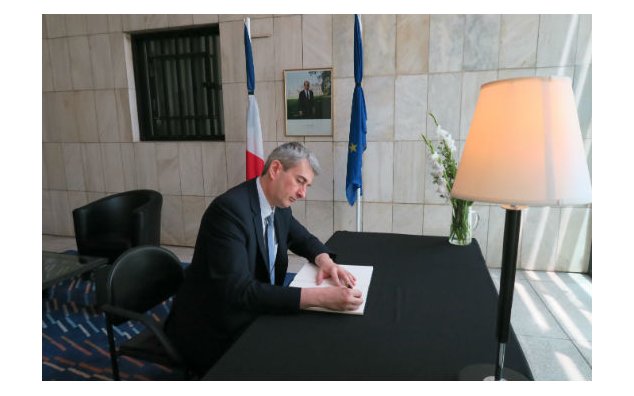 L'Ambassadeur de Belgique signe le registre de condoléance à l'Ambassade de France à Islamabad le 19 juillet 2016