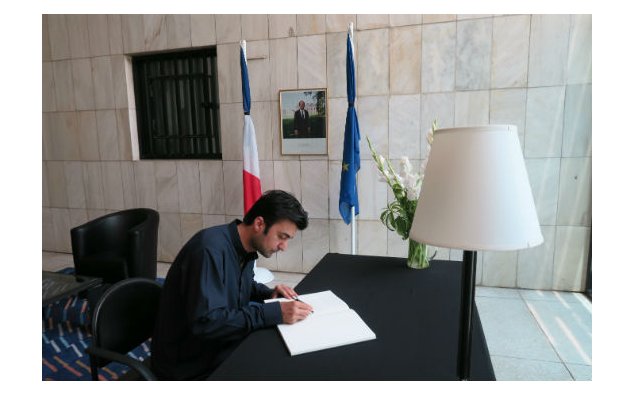 MNA, M. Murad Saeed, signe le registre de condoléances à l'Ambassade de France au Pakistan, le 21 juillet 2016