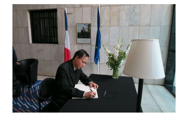 L'ambassadeur de Birmanie, signe le registre de condoléances à l'Ambassade de France à Islamabad, le 20 juillet 2016