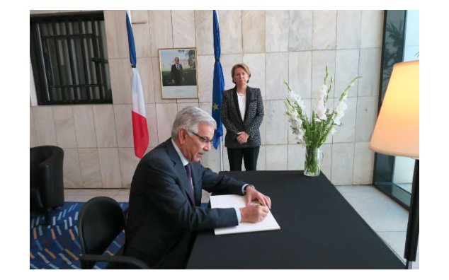 M. Khawaja Muhammad Asif, Ministre de l'Eau, de l'Energie et de la Défense, signe le registre de condoléances à l'Ambassade de France au Pakistan, le 19 juillet 2016