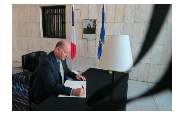 Le Chef de UNIC signe le registre de condoléances à l'Ambassade de France à Islamabad le 20 juillet 2016