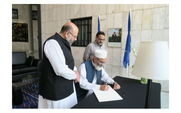 M. Siraj ul Haq, président du parti Jamaat-e-Islami, signe le registre de condoléances à l'Ambassade de France au Pakistan, le 21 juillet 2016