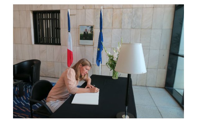 Mme Amélie Herenstein, Directrice de l'AFP à Islamabad, signe le registre de condoléances à l'Ambassade de France à Islamabad, le 20 juillet 2016