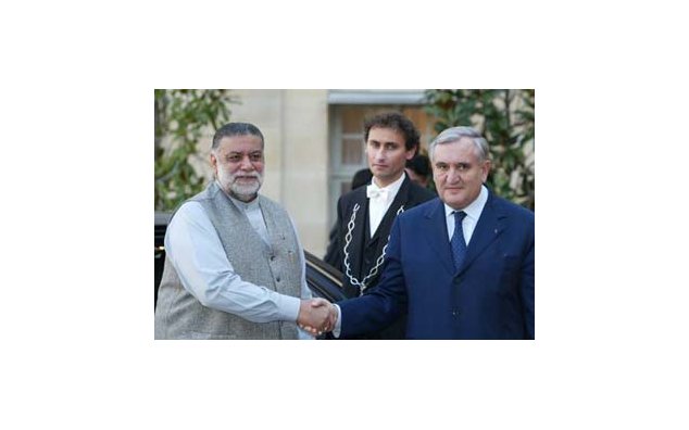 Accueil de M. Mir Zafrullah Khan Jamali, Premier ministre du Pakistan, par M. Jean-Pierre Raffarin, Premier ministre (cour de l'hôtel Matignon) . 09/12/2003 © Ministère des Affaires étrangères. Photo Claude Stefan