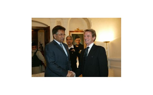 Visite de M. Bernard Kouchner, ministre des Affaires étrangères et européennes, au Pakistan : entretien avec M. Pervez Musharraf, président de la République islamique du Pakistan (Rawalpindi). . 02/01/2008 © Ministère des Affaires étrangères et européennes. Photo : F. de La Mure