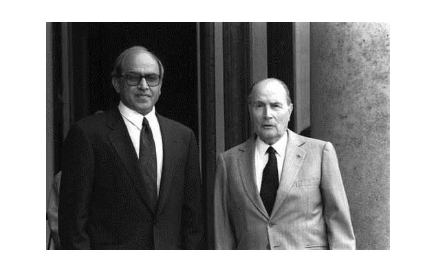 Accueil de M. Leghari, Président de la République du Pakistan par M. François Mitterrand, Président de la République (perron de l'Elysée). 02/06/1994 Presse photographie (négatif noir et blanc) © Ministère des Affaires étrangères. Photo F. de La Mure N° d'identification : P011572