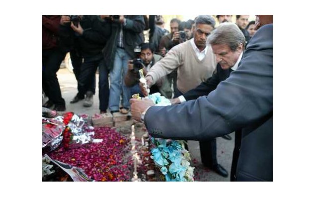  Visite de Bernard Kouchner, ministre des Affaires étrangères et européennes, au Pakistan : dépôt d'une gerbe, au nom du président de la République, à la mémoire de Benazir Bhutto, ancienne Première ministre, candidate aux élections législatives prévues le 8 janvier 2008, sur les lieux de l'attentat à Liaqat Bagh (Rawalpindi). 02/01/2008