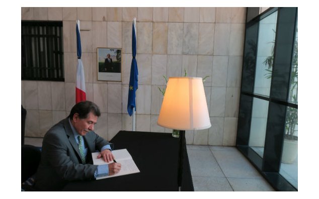 L'ambassadeur de Grèce, signe le registre de condoléances à l'Ambassade de France au Pakistan, le 19 juillet 2016