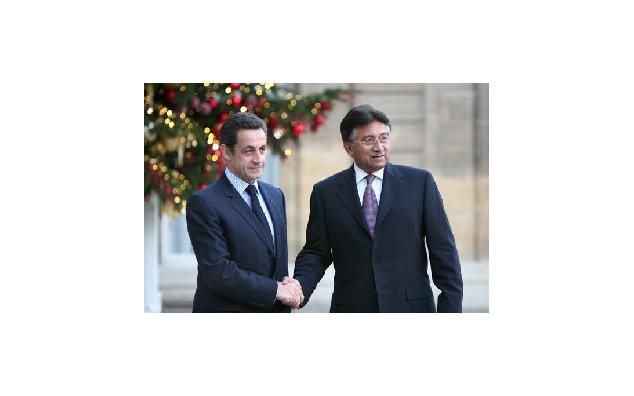 Accueil de M. Pervez Musharraf, président de la République islamique du Pakistan, par M. Nicolas Sarkozy, président de la République (Palais de l'Elysée, Paris). . 22/01/2008 © Ministère des Affaires étrangères et européennes. Photo : A. Arraou