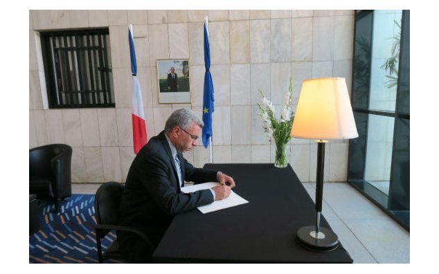 Le Chargé d'Affaires a.i. d'Iran signe le registre de condoléances àl'Ambassade de France à Islamabad le 19 juillet 2016