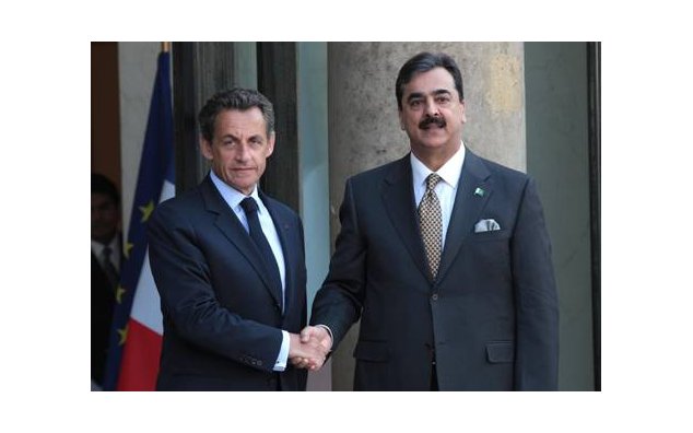 Mr. Youssouf Raza Gilani, Prime Minister of the Islamic Republic of Pakistan being welcomed by Mr. Nicoals Sarkozy, President of the French Republic- (palais de l'Elysée). . 04/05/2011