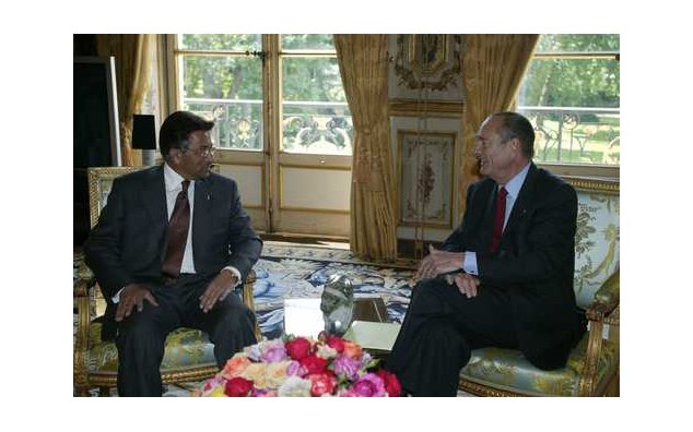 Meeting between President Jacques Chirac and President General Pervez Musharraf, President of the Islamic Republic of Pakistan (Elysée, 08.12.2004)