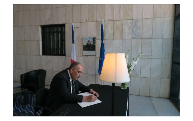 L'Ambassadeur de Palestine signe le registre de condoléances à l'Ambassade de France à Islamabad le 19 juillet 2016