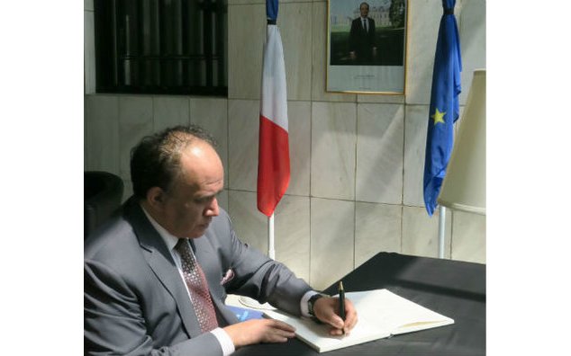 L'Ambassadeur de Tunisie signe le registre de condoléances à l'Ambassade de France au Pakistan, le 19 juillet 2016