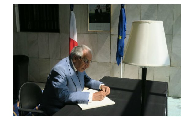 L'Assistant spécial du Premier ministre pour les Affaires étrangères, M. Tariq Fatemi, signe le registre de condoléances à l'Ambassade de France au Pakistan, le 19 juillet 2016