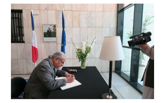 Le Président du Sénat, M. Raza Rabbani, signe le registre de condoléances à l'Ambassade de France au Pakistan, le 20 juillet 2016