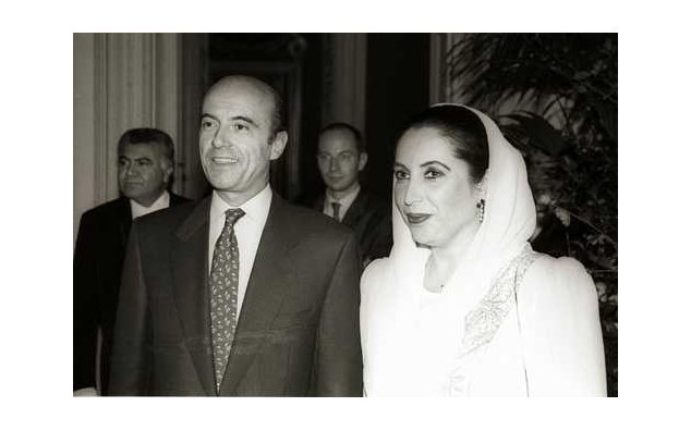 Dîner offert en l'honneur de Mme Benazir Bhutto, Premier ministre de la République islamique du Pakistan, par M. Alain Juppé, ministre des Affaires étrangères (Quai d'Orsay). 02/11/1994 Presse photographie (négatif noir et blanc) © Ministère des Affaires étrangères. Photo F. de La Mure