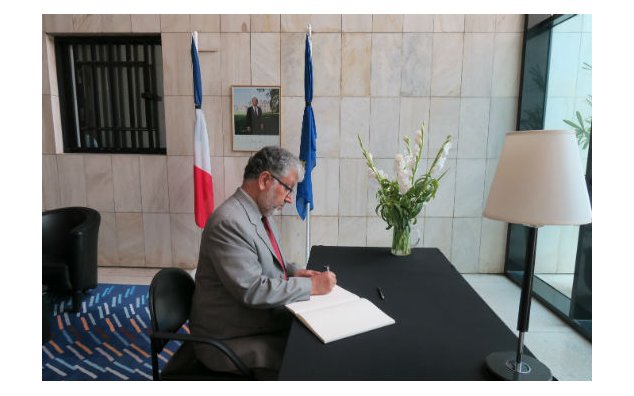 Dr. Mukhtar Ahmed, Président de l'HEC, signe le registre de condoléances à l'Ambassade de France au Pakistan, le 21 juillet 2016