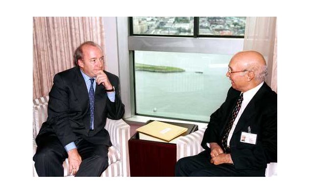 54th Session of the General Assembly of the United Nations: Meeting of Hubert Védrine, Minister for Foreign Affairs, with Sartaj Aziz, Pakistani Minister for Foreign Affairs (New York) 22/09/1999
