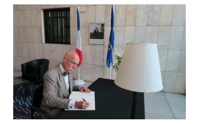 M. Jean-François Cautain, ambassadeur, Délégué de l'Union européenne à Islamabad, signe le registre de condoléances à l'Ambassade de France à Islamabad, le 20 juillet 2016