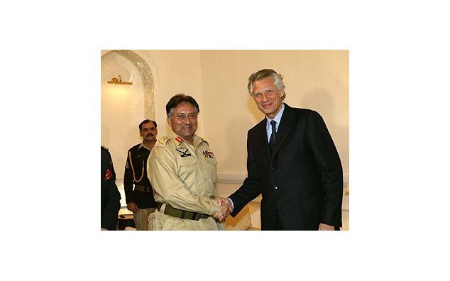 Déplacement de M. Dominique de Villepin, ministre des Affaires étrangères, au Pakistan : entretien avec le Général Pervez Musharraf, Président de la République islamique du Pakistan (Islamabad). . 28/02/2004 © Ministère des Affaires étrangères. Photo Claude Stefan