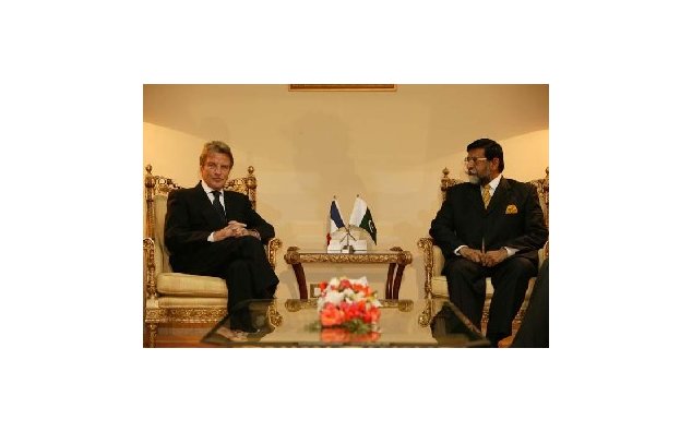 Visite de M. Bernard Kouchner, ministre des Affaires étrangères et européennes, au Pakistan : entretien avec M. Mohammedmian Soomro, Premier ministre de la République Islamique du Pakistan (Islamabad). . 02/01/2008 © Ministère des Affaires étrangères et européennes. Photo : F. de La Mure