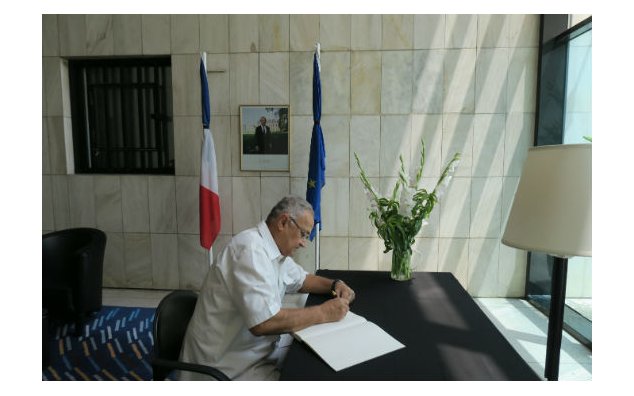 M. Nisar Memon, ex sénateur, signe le registre de condoléances à l'Ambassade de France au Pakistan, le 20 juillet 2016