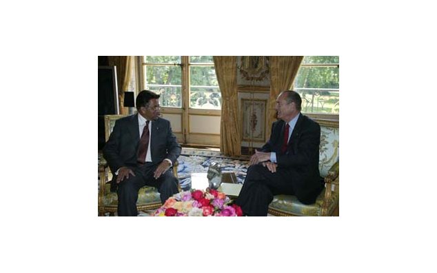 Entretien de M. Jacques Chirac, Président de la République, avec le Général Pervez Musharaff, Président de la République islamique du Pakistan (cour du Palais de l'Elysée). . 02/07/2003 © Ministère des Affaires étrangères. Photo F. de La Mure